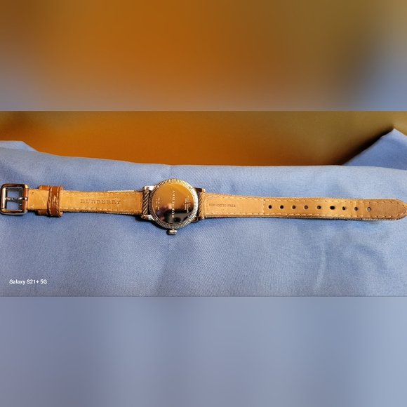 Womens Burberry watch - Picture 6 of 8
